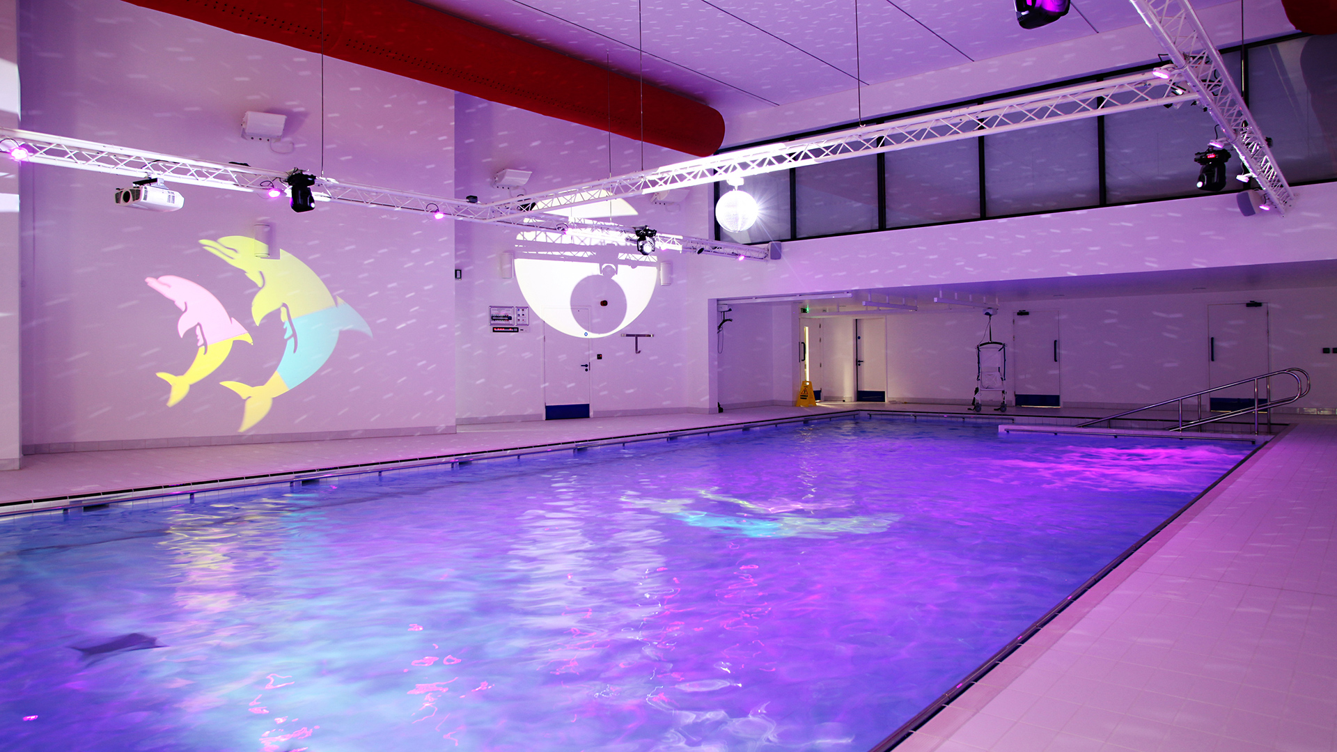 Hydrotherapy pool with multicoloured lighting and disco ball